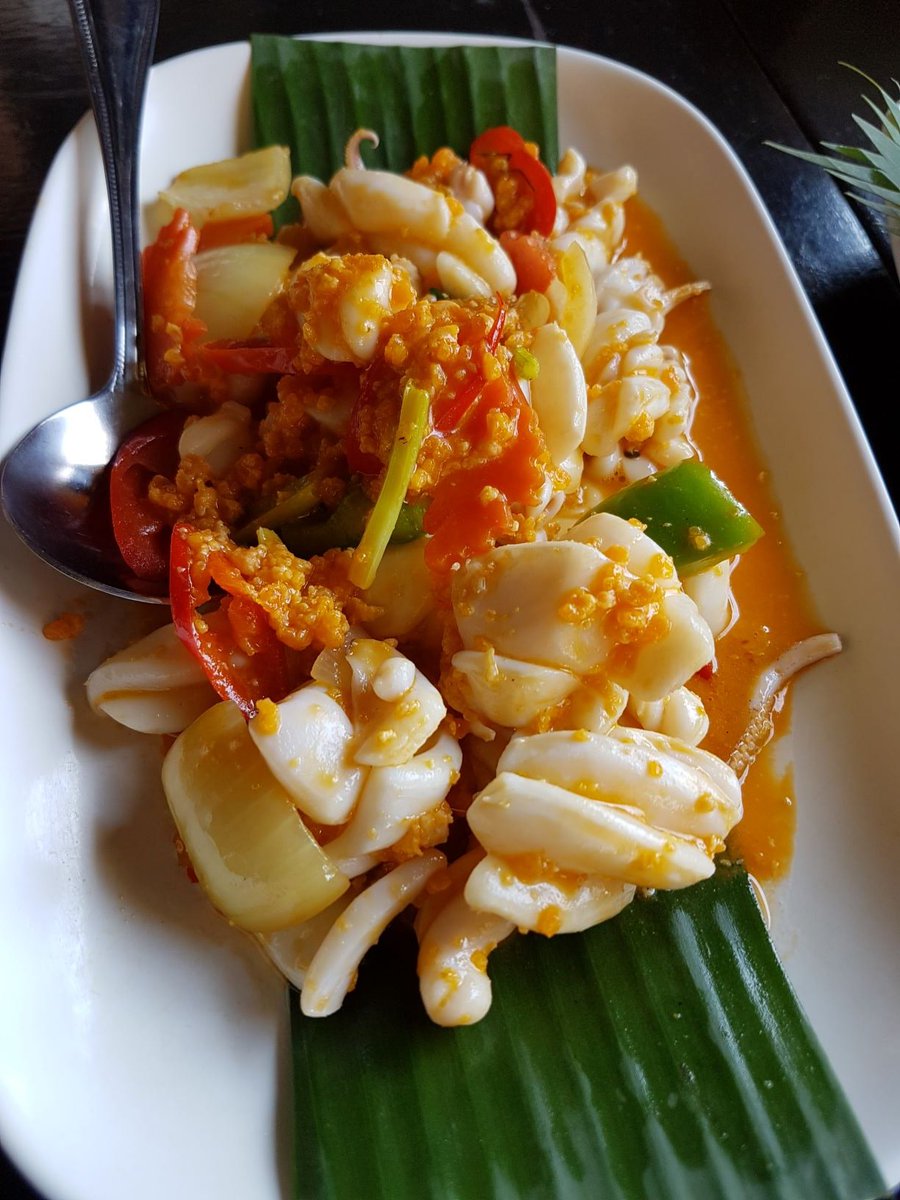 #RiverTreeHouse  on the  #ChaoPraya river #Bangkok. Start w/ crispy prawns or delicious scallops or my favourite squid stir-fried with salted duck egg. The stewed pork melts away in a sea of aromatic sauce, even fried rice is wonderful.....