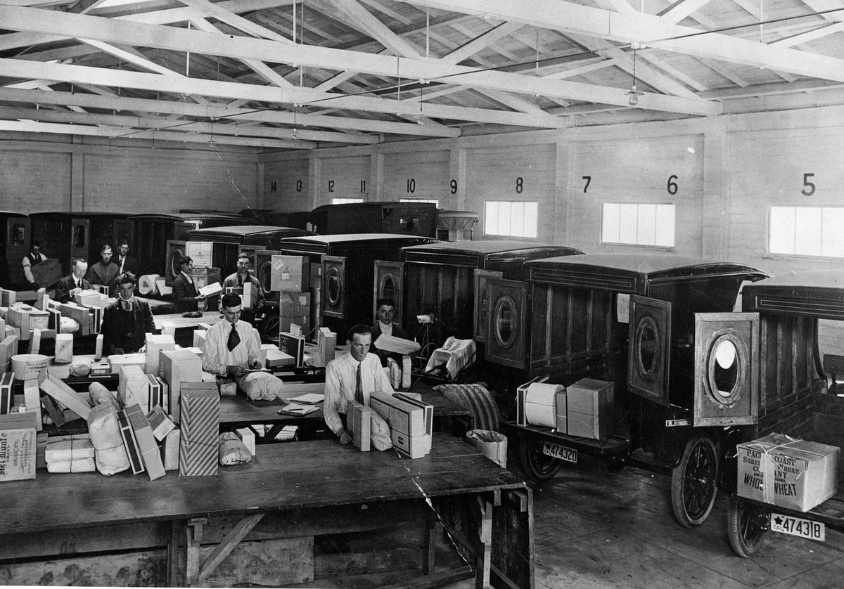 NorthCalUPSers's tweet image. This photo is literally 100 years old! Taken in 1920, it shows #Oakland drivers loading their package cars during the morning sort. #History #TBT 😁📷