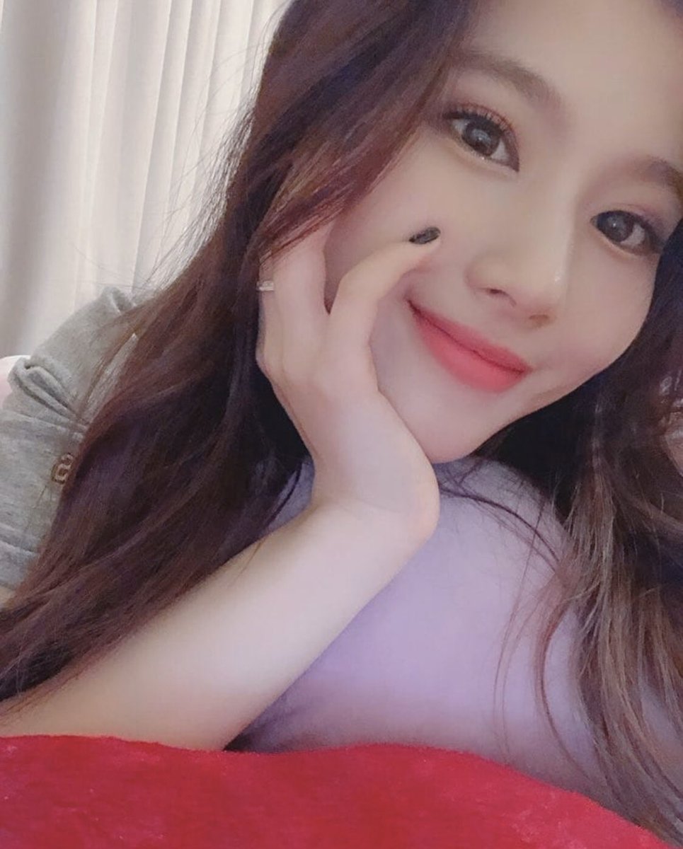 SPCTWISTED's tweet photo. [#JUNIPER]: ¿Qué tal? ¿Cómo va su día? Ya los tenía un poquito abandonados, pero he vuelto y quería aprovechar para recomendarles la nueva canción de la bella Arabella. Yo estoy encantada con tan preciosa melodía, y seguro que les va a gustar tanto como a mí 💜.
#ARABELLASTARS. https://t.co/j1BdltTd7C