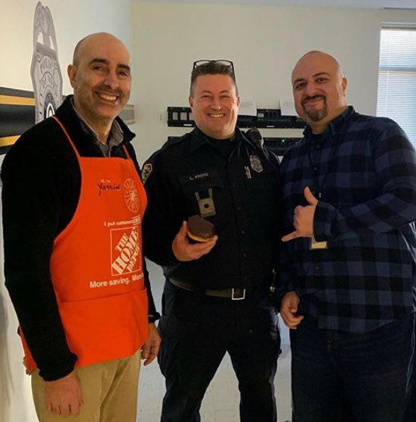 gonzobxny's tweet photo. Thank you @AlertFouad and APS John for letting our LE partners in Norwalk CT know they are appreciated! #nationallawenforcementday #NorwalkPD @LincLefebvre @RonnieOddo @JamesElkinsHD @Vinnie_Merlo https://t.co/AOZ9iJuhx8