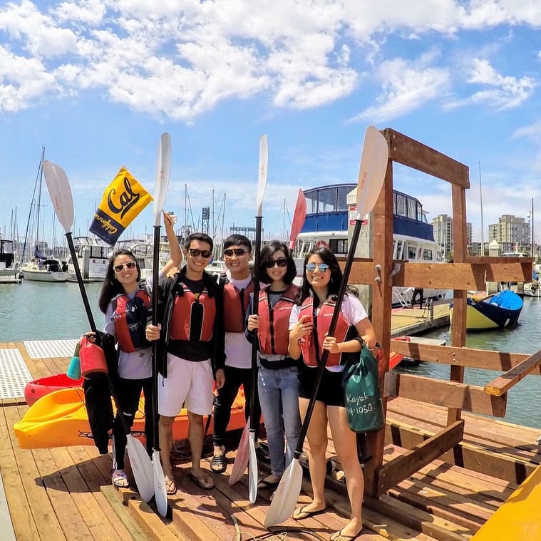 BestUniversitiz's tweet photo. @ucberkeleyofficial
• • • • •
“Repping Cal on a beautiful sunny day!” 🛶🌤

#berkeleypov by @le_songstress
#ucberkeley #sanfrancisco #baybridge https://t.co/r8DOz6QRl7