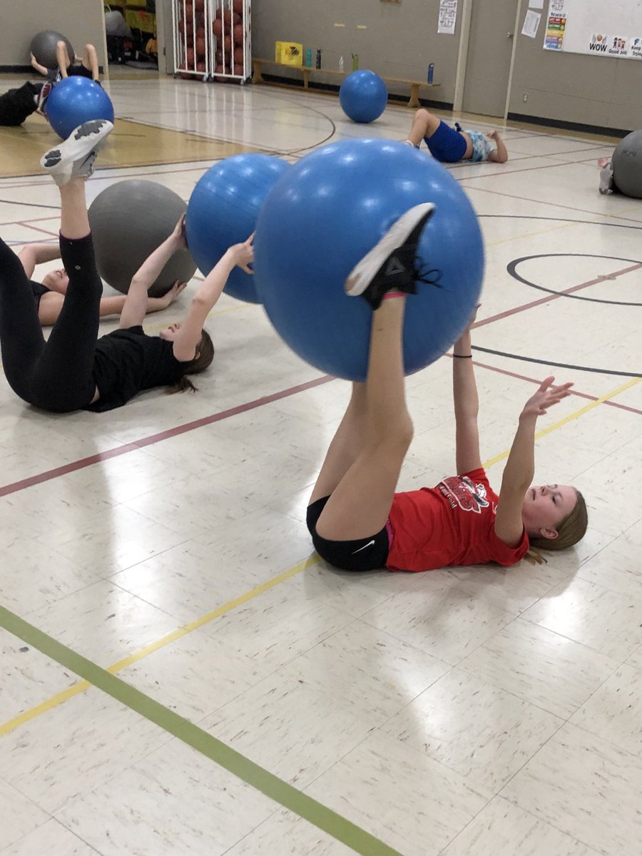 jen_bracks07's tweet photo. @MrsLeCouffe’s Grade 7/8s went through an exercise ball workout today! https://t.co/PbrLx53VW8