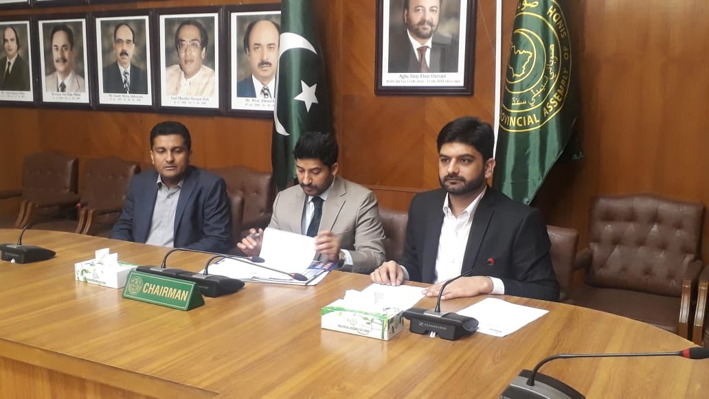 SindhSDGs's tweet photo. Convener @SindhSDGs Barrister @pirmujeeb1 &amp; @SyedKausarAbbas @SSDOPakistan while signing MoU with regard to collaboration between @SindhSDGs &amp; @SSDOPakistan on goal 16 "Peace, Justice and Strong Institutions", at the Sindh Assembly.

@UNDP_Pakistan @i_artaza @UNICEF_Pakistan https://t.co/8P2G0tYqzy