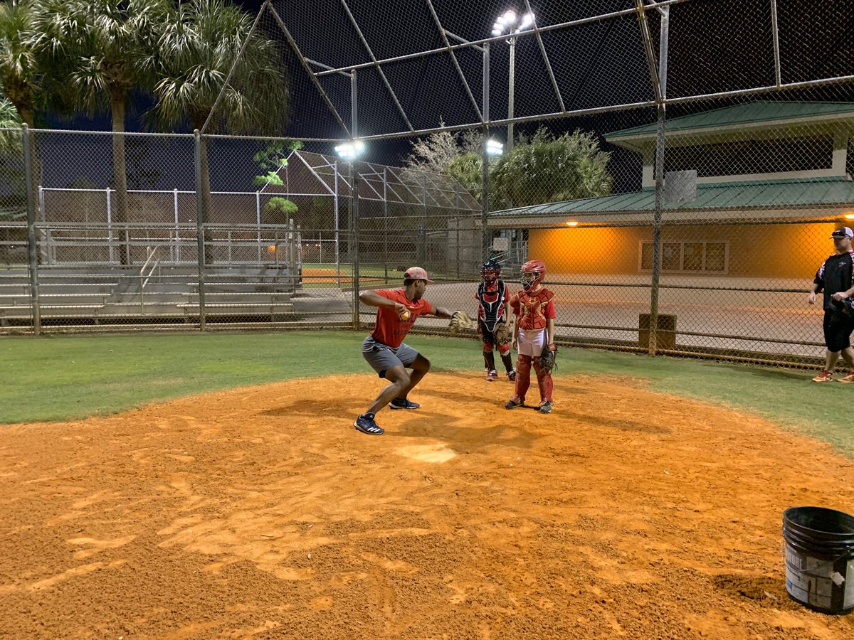 MsLeslieChang's tweet photo. proud of @FAU_Baseball for starting off the spring semester with some #CommunityServiceInParadise https://t.co/3Zik283yen