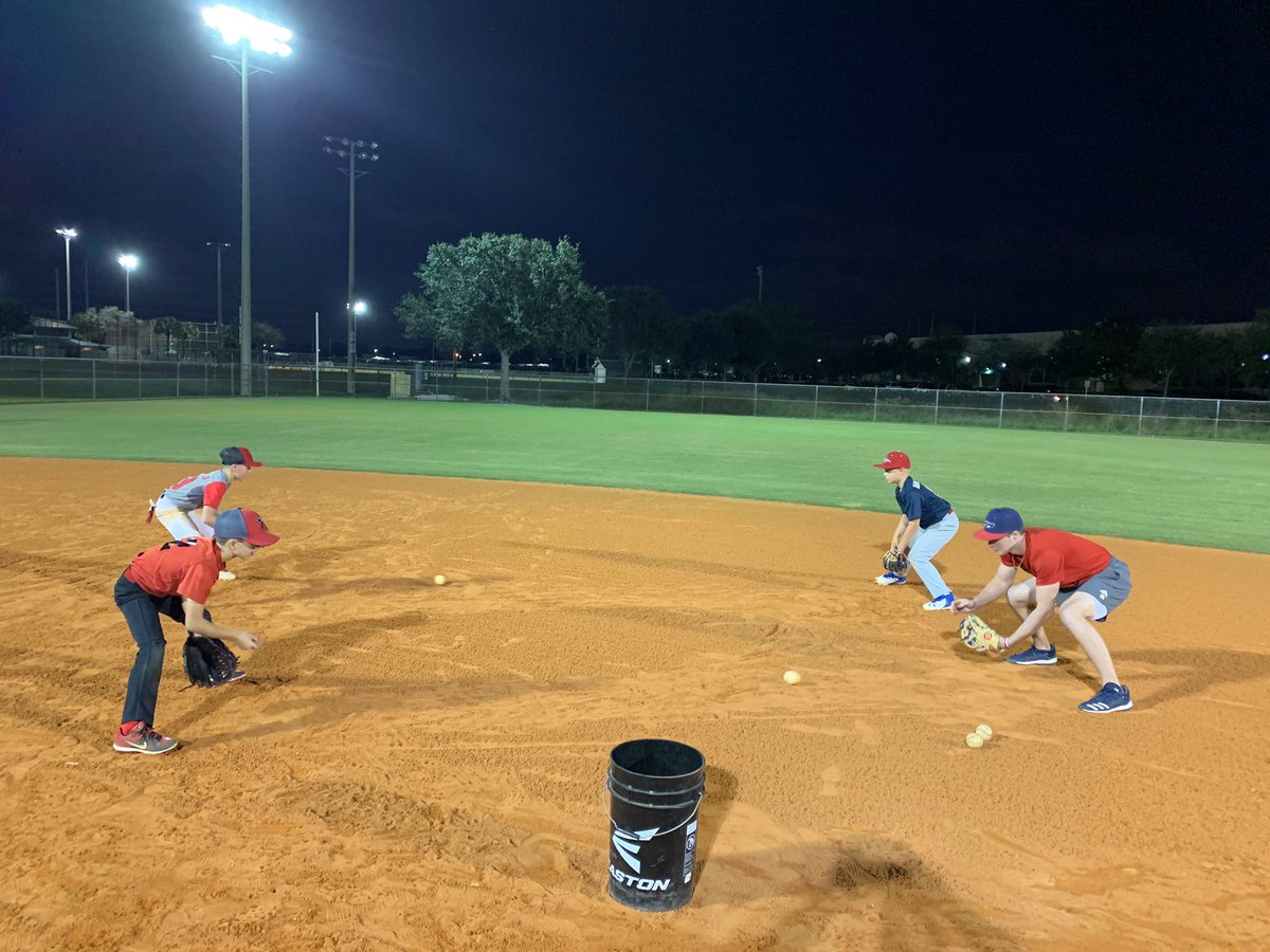 MsLeslieChang's tweet photo. proud of @FAU_Baseball for starting off the spring semester with some #CommunityServiceInParadise https://t.co/3Zik283yen