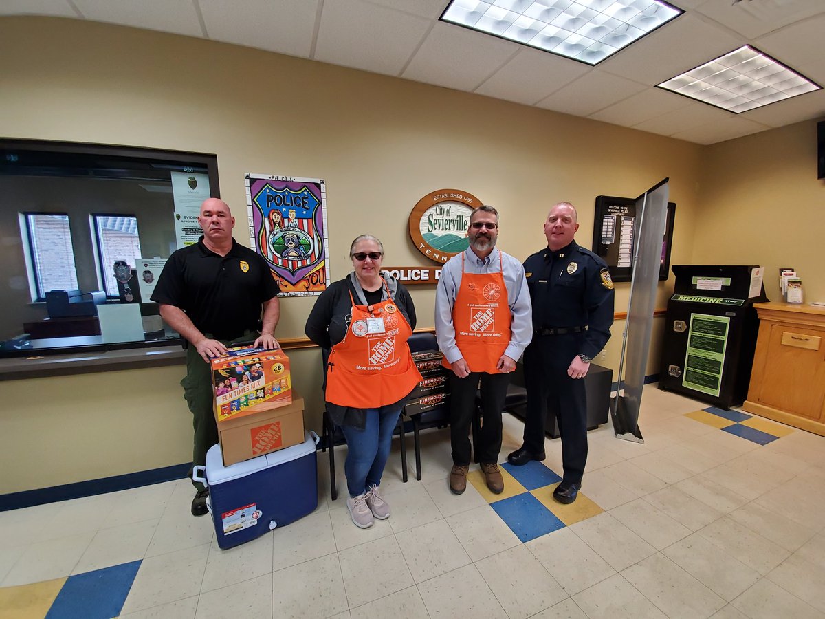 Jo0312's tweet photo. Store 0739 showing our appreciation to our local Law enforcement. Thank you for all you do for our community! @ScottSantel @jaybisping @shancock83 @dhrmjeff @JerPapa81 https://t.co/BWldW3Xyxl