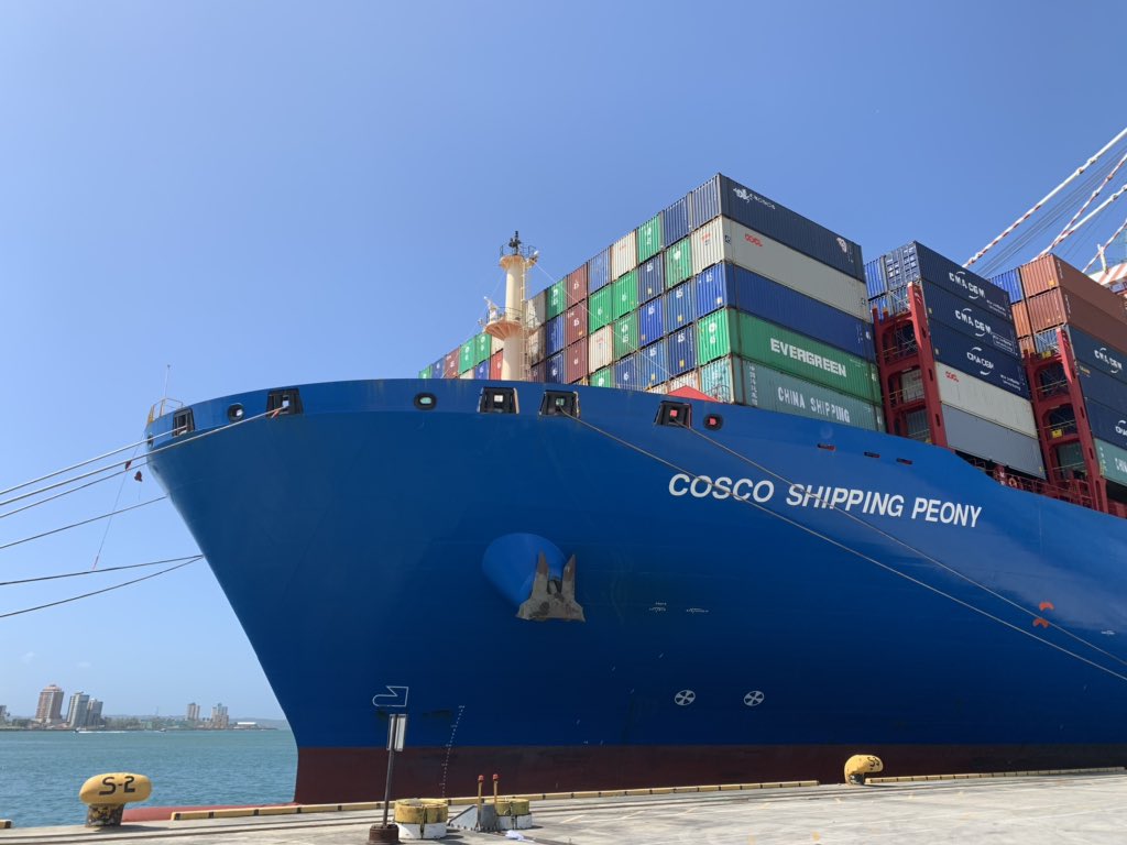 Selfi y no selfi. <a href="/weiasecas/">魏强  WEI Qiang</a> Impresionante porta contenedores d más d 13 mil TEUs contribuyendo COSCO Shiping a la prosperidad del <a href="/canaldepanama/">Canal de Panamá</a> <a href="/AMP_Panama/">Autoridad Marítima de Panamá</a>