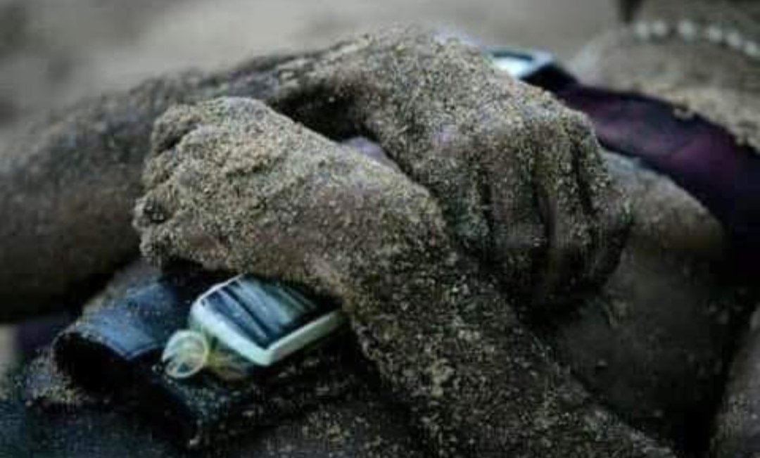 MaurilioVitto's tweet image. Sono tanti, troppi gli esseri umani che sono morti nel tentativo di raggiungerci nella speranza di avere anche loro una vita.

Ma quello che ricordo di più è questa donna morta stretta al suo povero cellulare, l&apos;unico legame con chi aveva lasciato.

#HelpMigrants 
#HelpRefugees