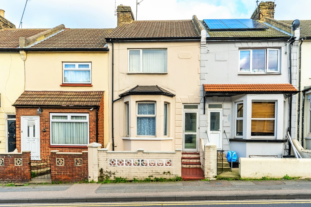 cobblestonekent's tweet photo. Offered with no onward chain is this good sized three bedroom mid-terraced family home. This is an ideal opportunity to purchase a family home and put your own personality into it.
https://t.co/e3iME18SmH https://t.co/UUayBM9whW