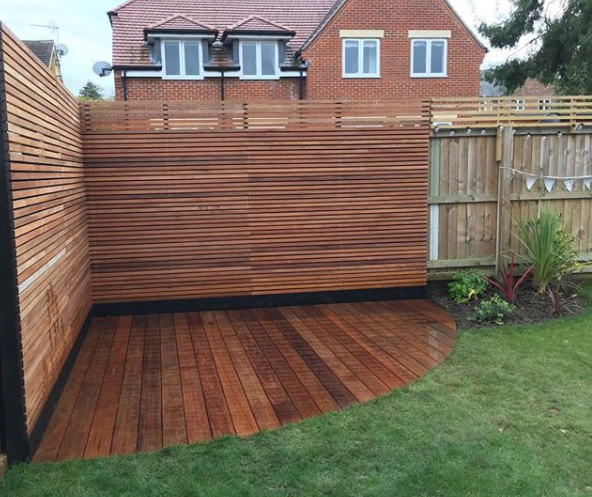 LondonDeckingCo's tweet photo. If you’re concerned a rectangular shape would overwhelm your small outdoor space, try creating an appealing curve to make the most of a compact deck.
#GardenDecking #DeckingDesign
#IpeDecking https://t.co/ovLCAnBpJ1