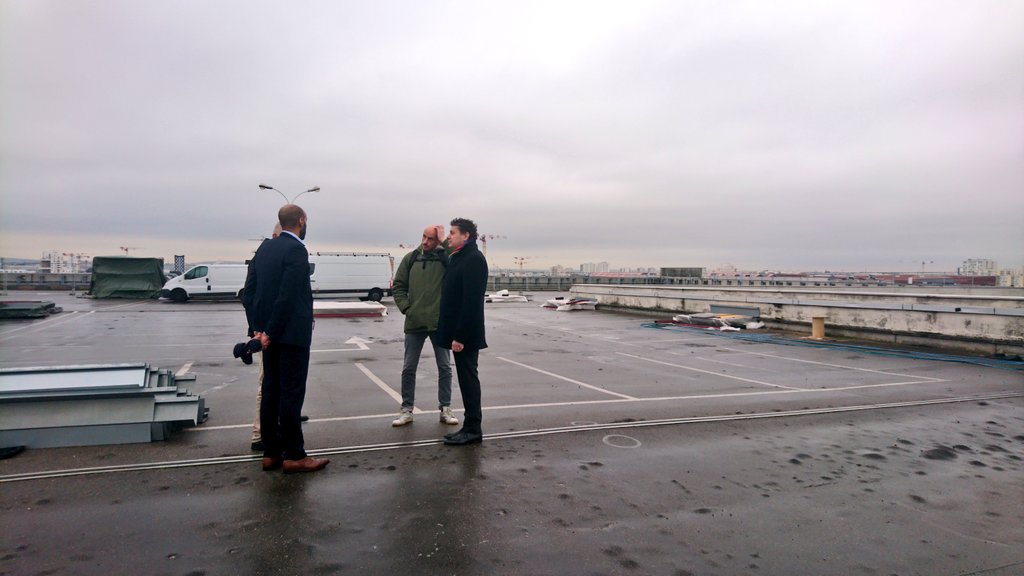 Hier en visite sur le chantier de <a href="/lefiveFC/">LE FIVE</a> à #Paris18 où le #sport a toute sa place ! Un lieu dédié au foot à 5 qui ouvrira à la Porte d'Aubervilliers. Il accueillera les sportifs et les sportives dans un espace de plus de 5000 m2 avec vue sur #Paris !