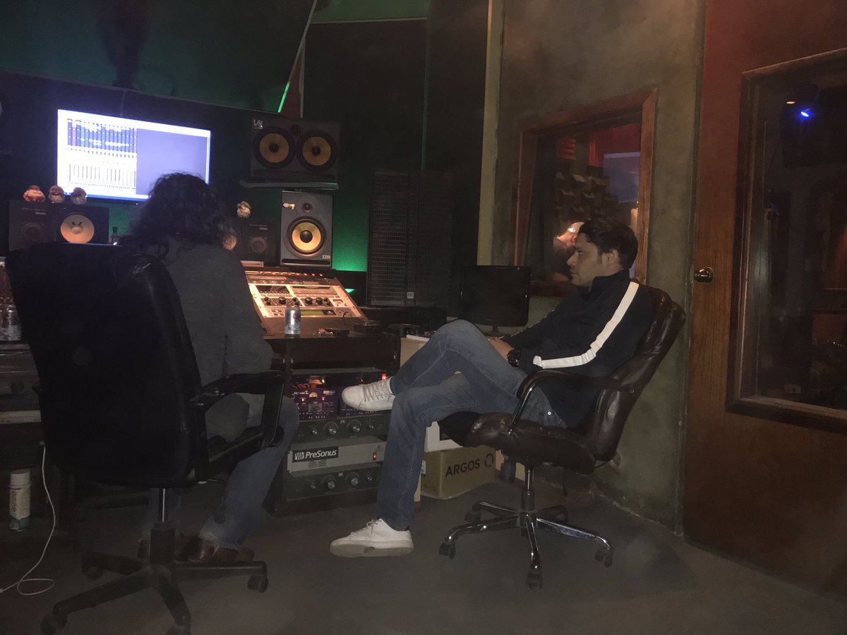 vampimalagrena's tweet photo. En el estudio a punto de parir un tema biker! #biker #rock #Mexico #FelizJueves #musica https://t.co/c6fwyMrZjC