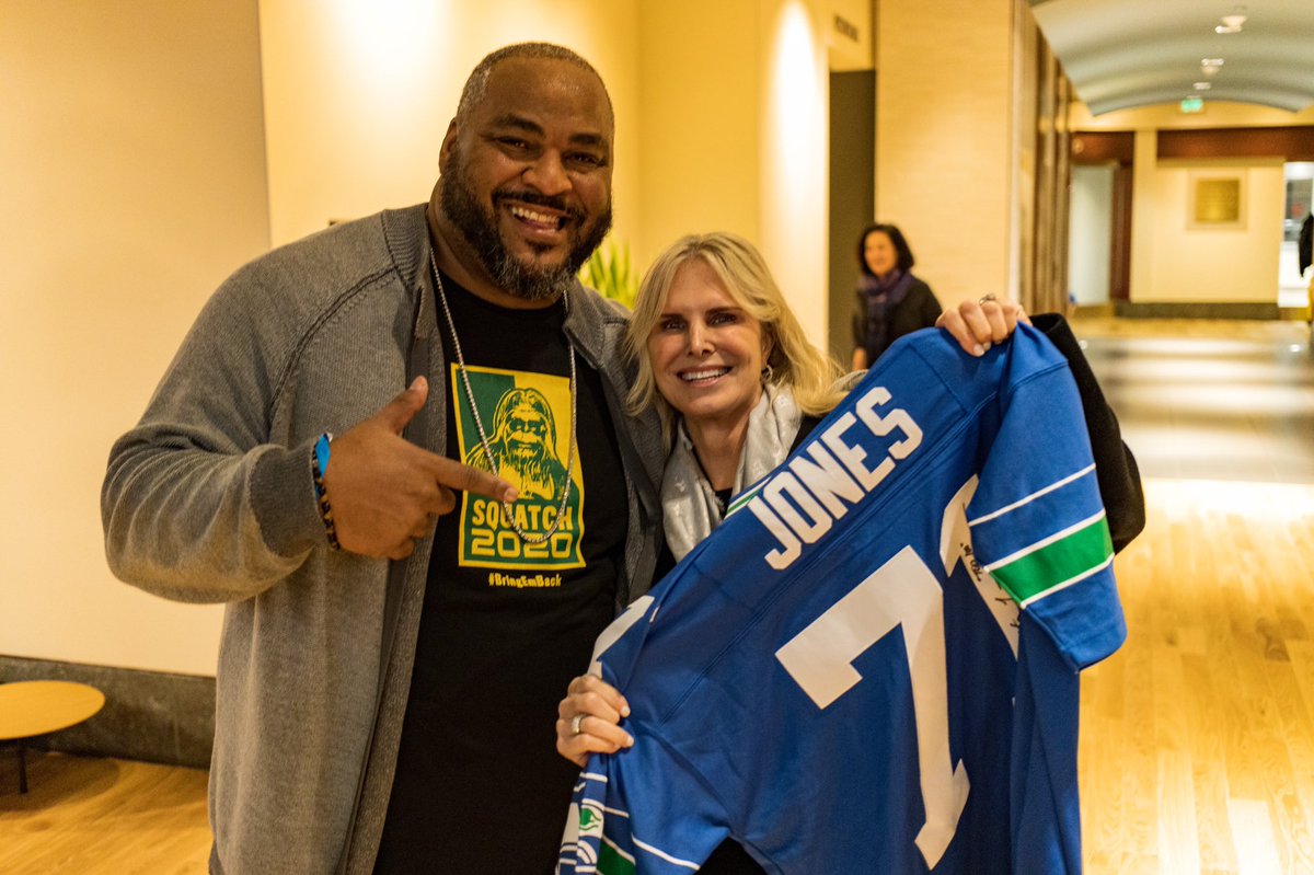 BigWalt71's tweet photo. I want to thank @Microsoft for being the main sponsor for our #kickHungerChallenge event last night. Alongside @ChefJohnHowie and the rest of the @SeastarBellevue staff: Your support helps feed thousands through @FoodLifeline.
Thank you!
#GoHawks https://t.co/mbJaO6rR3F
