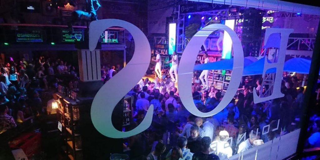 EOSLoungeBar's tweet photo. ¿#Sabías que en el Feria de #SanJuan teníamos un rinconcito en la Caseta El Quinto Pino (@5PinoShow)? 😜 Lo pasamos de lujo con todos vosotros 🙌 Muchas ganas de seguir viviendo #fiestas así con todos vosotros... 💃🕺 ¡Tic, tac! https://t.co/pq14TxW77E
