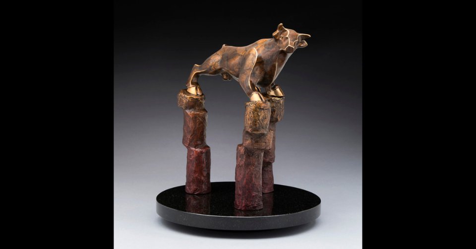 LPGart's tweet photo. I’d been wanting to create a #bullsculpture for some time. I chose to express the positive and forward movement of the #economy, combining a dynamic #bull with the symbolism of three pillars. https://t.co/mhrMhfjWYV #bulls #bullartwork #bullart #bullstatue #finances https://t.co/obEqExaXDP