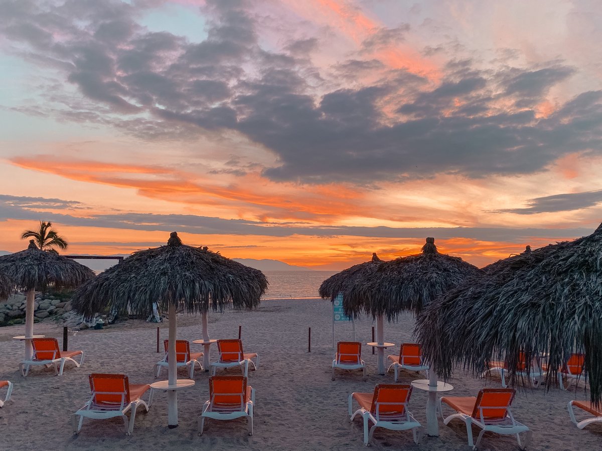 SunscapePVR's tweet image. The best place to be is where the sand meets the sea.  
Your home away from home awaits you! 😍#SunscapePuertoVallarta 🌤⛅  #PuertoVallarta #SunscapeResorts 
Book to reservations.sunpv@sunscaperesorts.com