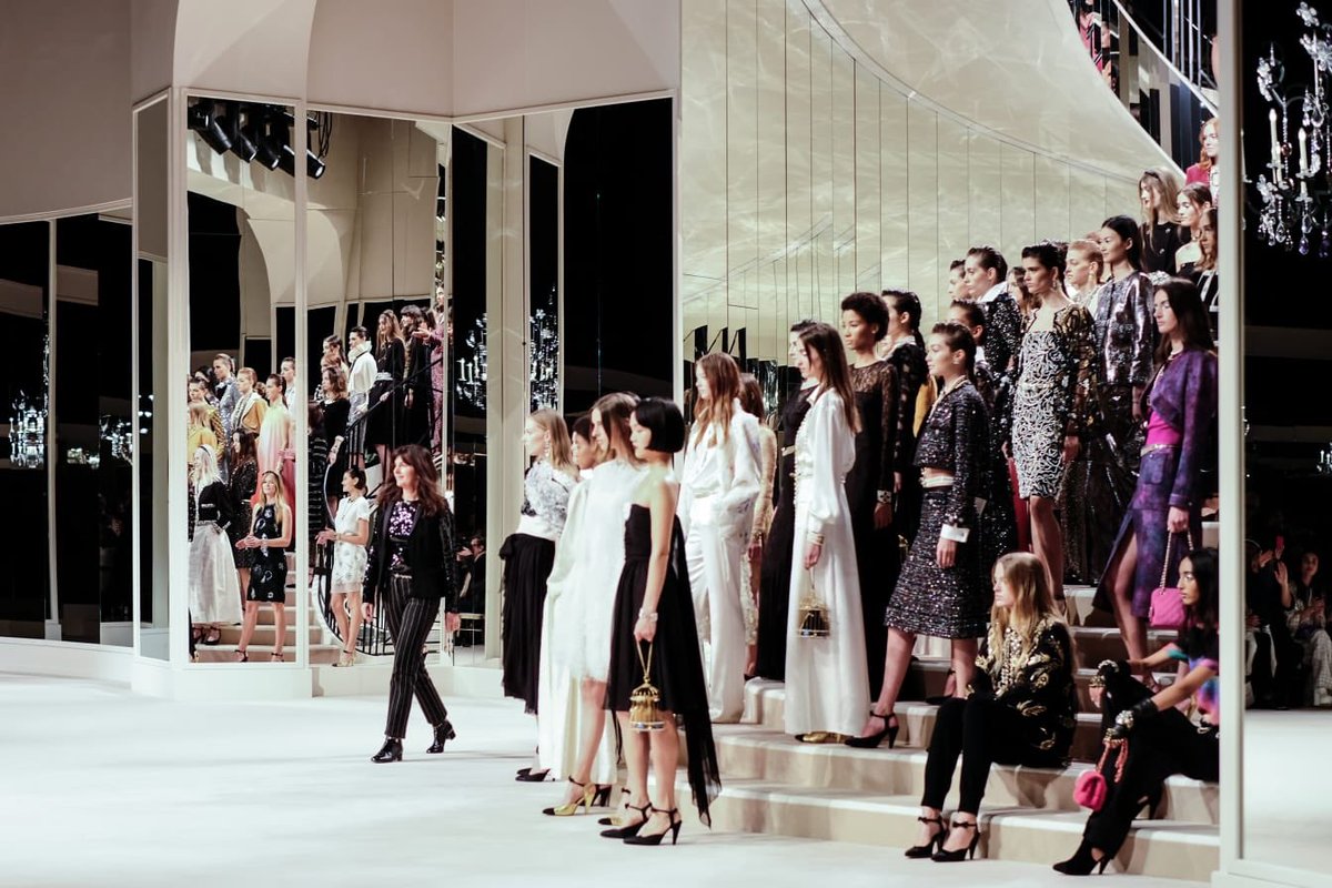 Final du défilé #CHANELMétiersdArt 2019/20, dédiée aux Métiers d’art de #CHANEL. Cette collection met en lumière le dialogue créatif entre #VirginieViard et les Maisons d’art qui subliment les créations de la Maison. #31RueCambon
👉 https://t.co/D1Kctf3DPO #espritdegabrielle https://t.co/lG2lA0H49p