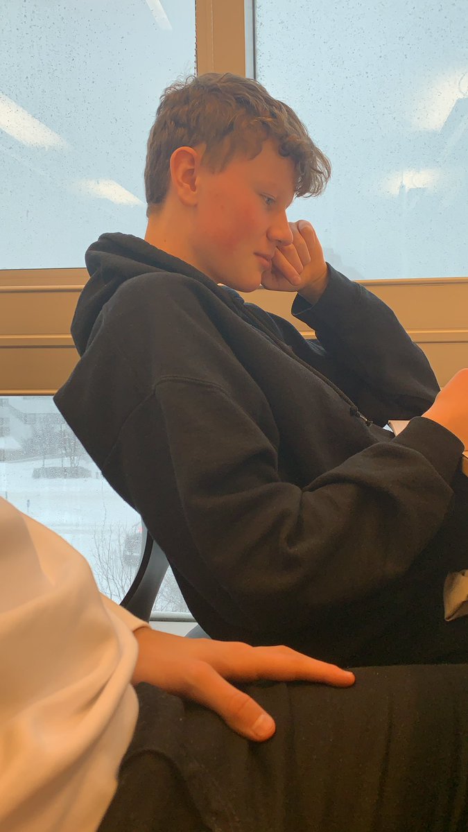 Dýrindis börger á kantinum í Verzlunarskóla Íslands!! Gott að snæða sér á honum á meðan óveðrið stendur á!!! Fær 11/10🤤🤤 #burger#pepsimaxdeildin#yummyinmytummy#getin#bang#lookinlikeasnack