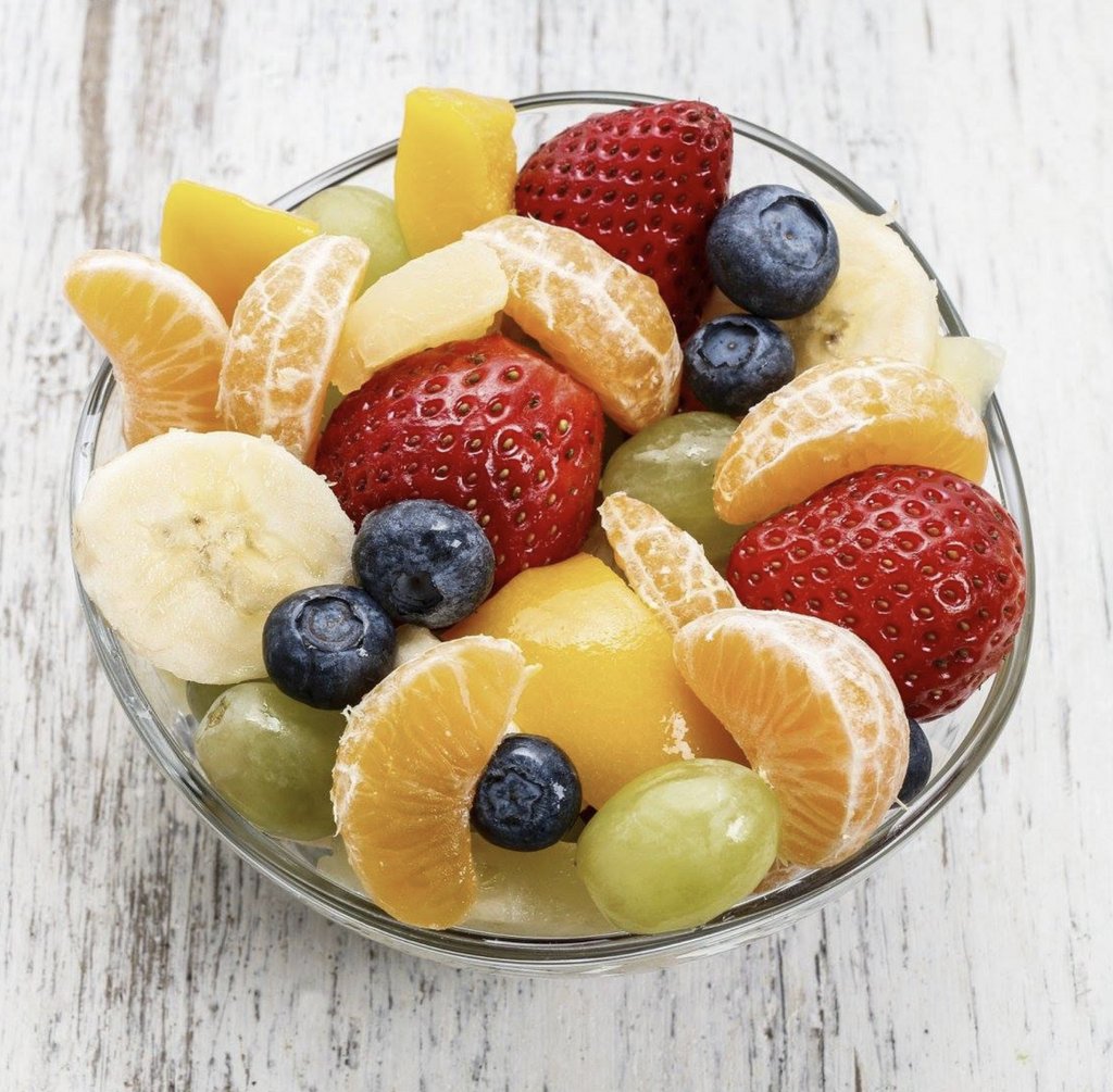 We are loving our January detox and we think that it's all about starting the day as you mean to go on! One of our favourite light breakfasts is our fruit salad. Refreshingly perfect. How's your January going? Tell us in the comments below! 🍎🍌🍇 #KingsCross #LondonFood