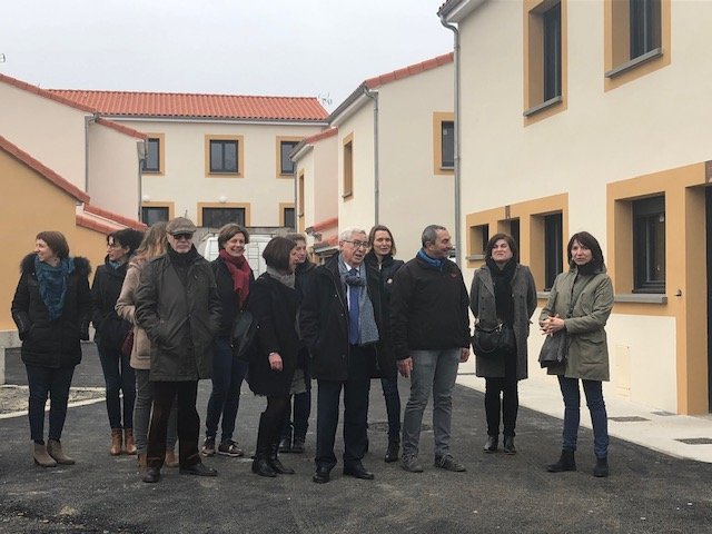 Ophis63's tweet photo. 11 nvx pavillons à #VicLeComte : découverte en présence des élus dont M. Blanchet, Maire, Mme Nourisson (CCAS), Mme Fontaine (#MondArverneCommunauté). Les 1ers locataires intègreront ces logts situés à 2 pas du centre, fin janvier. Architecte : M. Coignard #puydedome #logement https://t.co/3lnJ6jmrt2
