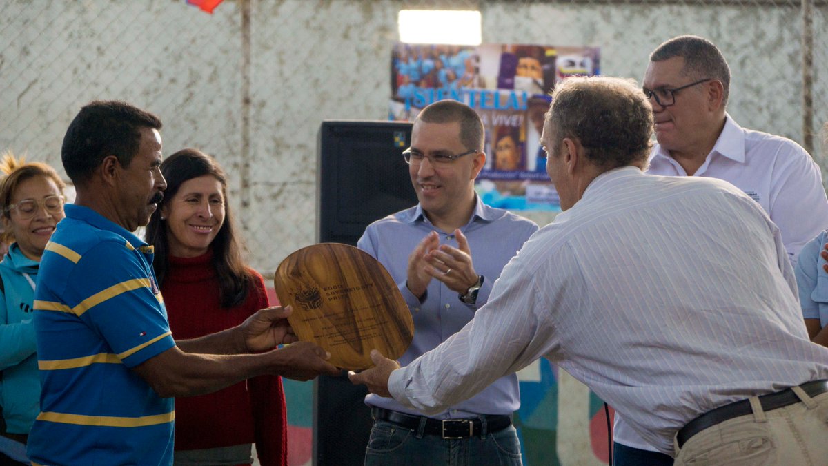 Il Plan Pueblo a Pueblo riceve ufficialmente il premio Food Sovereignty 2019 #PlanPuebloaPueblo #alimentación #Premio #Venezuela 

@foodsovusa @CancilleriaVE @jaarreaza @planwac @yvangil 

bit.do/fov94