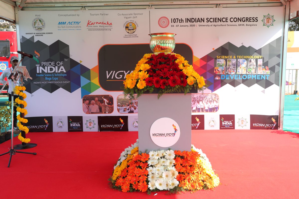 VCggsipu's tweet photo. A quick #throwback to 107th Indian Science Congress. I appreciate the fervor &amp; enthusiasm of everyone who participated in flagging off ceremony of #VigyanJyot from the @GGSIPUIndia campus. It makes us proud to see GGSIPU shining at #ISC2020 @isc2020 #ThrowbackThursday https://t.co/Hjx5OpF6hV
