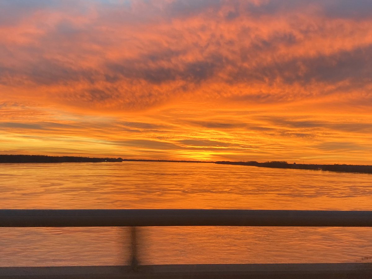 laurennickell2's tweet photo. Nothing like the Ohio at sunrise. Happy Thursday 🌅 https://t.co/o1olAUH4a8