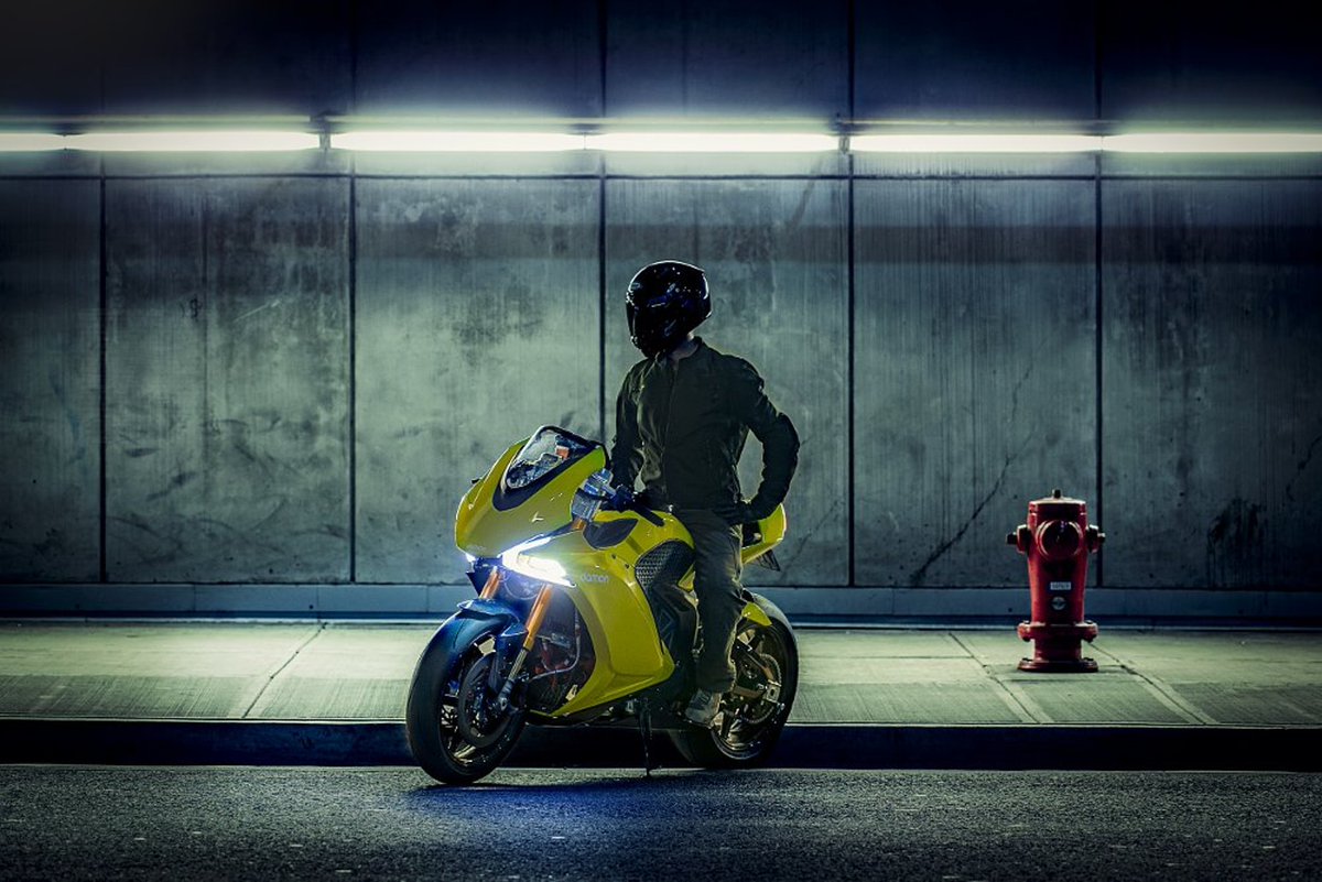 Is this “the world’s smartest, safest and most powerful electric motorcycle?” Damon Hypersport Electric Motorcycle Unveiled At CES --> rvz.la/2sPGMFX
