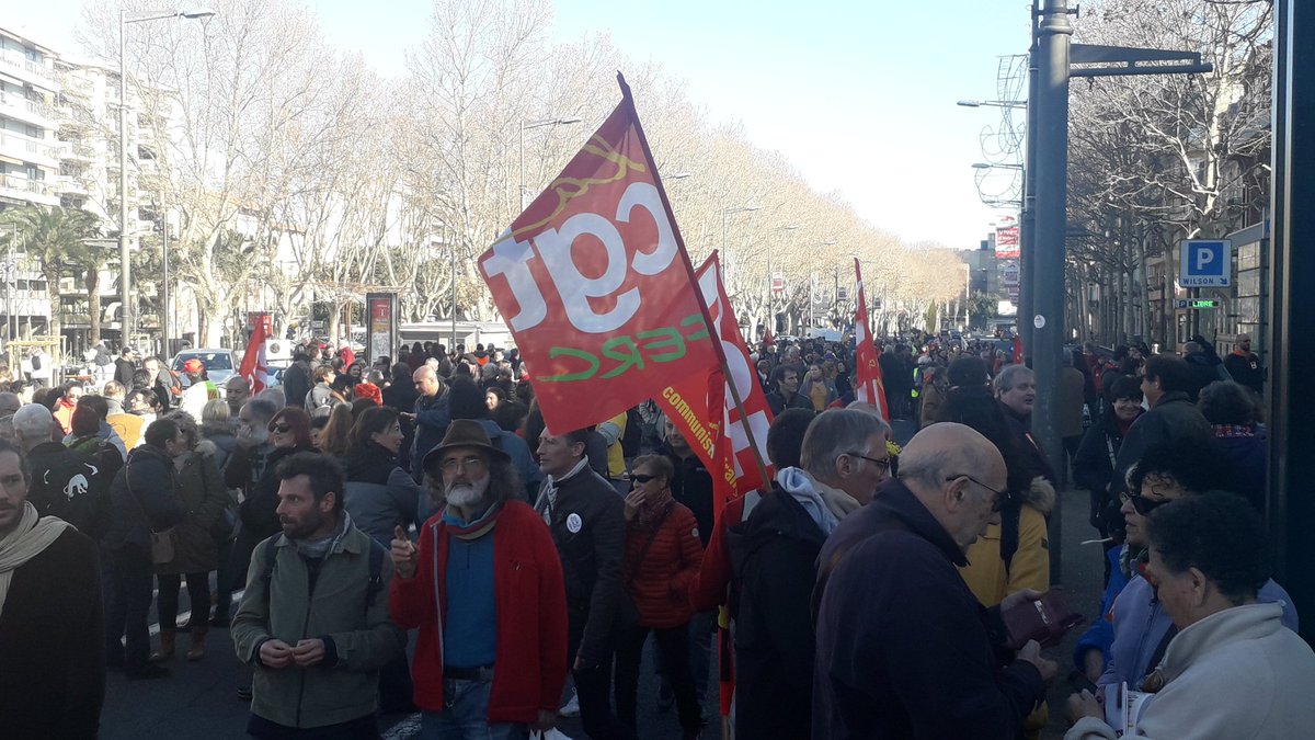 MJCF66's tweet photo. Plus de 10 000 personnes présentes dans les rues de Perpignan pour dire non à la réforme des retraites.
Nous pouvons vaincre Macron et marquer un tournant historique en faveur du progrès social dans notre pays 🚩

#Greve9janvier https://t.co/SphJJ3AEUl