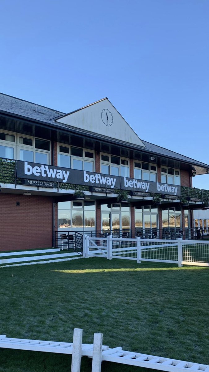 WSGSportsignage's tweet photo. Apologies for the lack of recent activity. Busy Christmas period for Team WSG with sponsors Betway and Coral at Newbury, Musselburgh and Chepstow over the Festive Period #Hogmanay #ChallowHurdle #WelshNational #LoveRacing https://t.co/JQHEWyoCOM