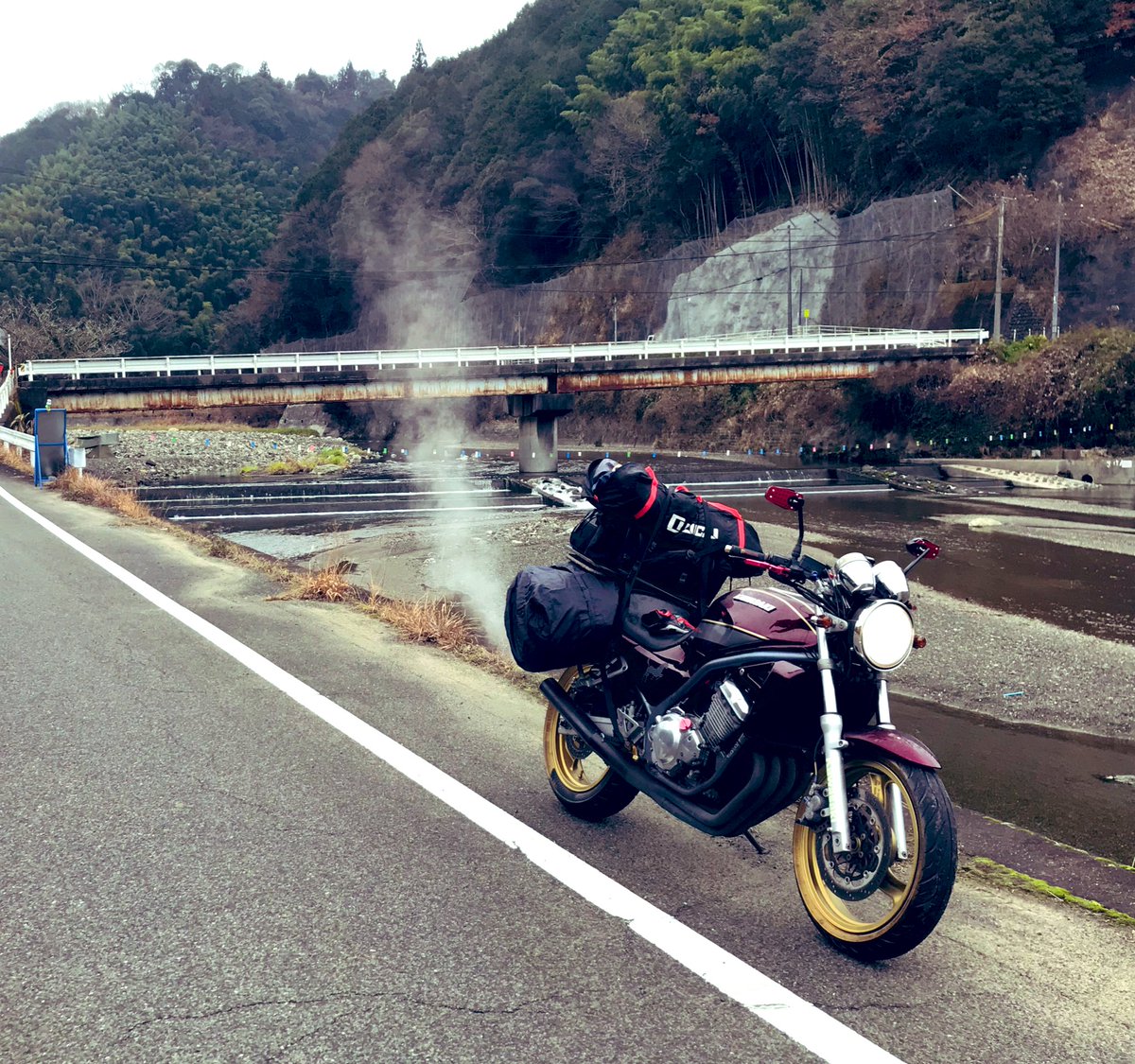 Balius_N's tweet photo. #繋がれバリオスの輪2020
・振動でネジ飛ぶ
・ウィンカー点かなくなる(すぐ直る)
・鍵抜ける
日常茶飯事。めっちゃ手がかかる笑

クラッチ盤とヘッドライトとフルード液替えなきゃ…笑 https://t.co/Jy0xTwNxKr
