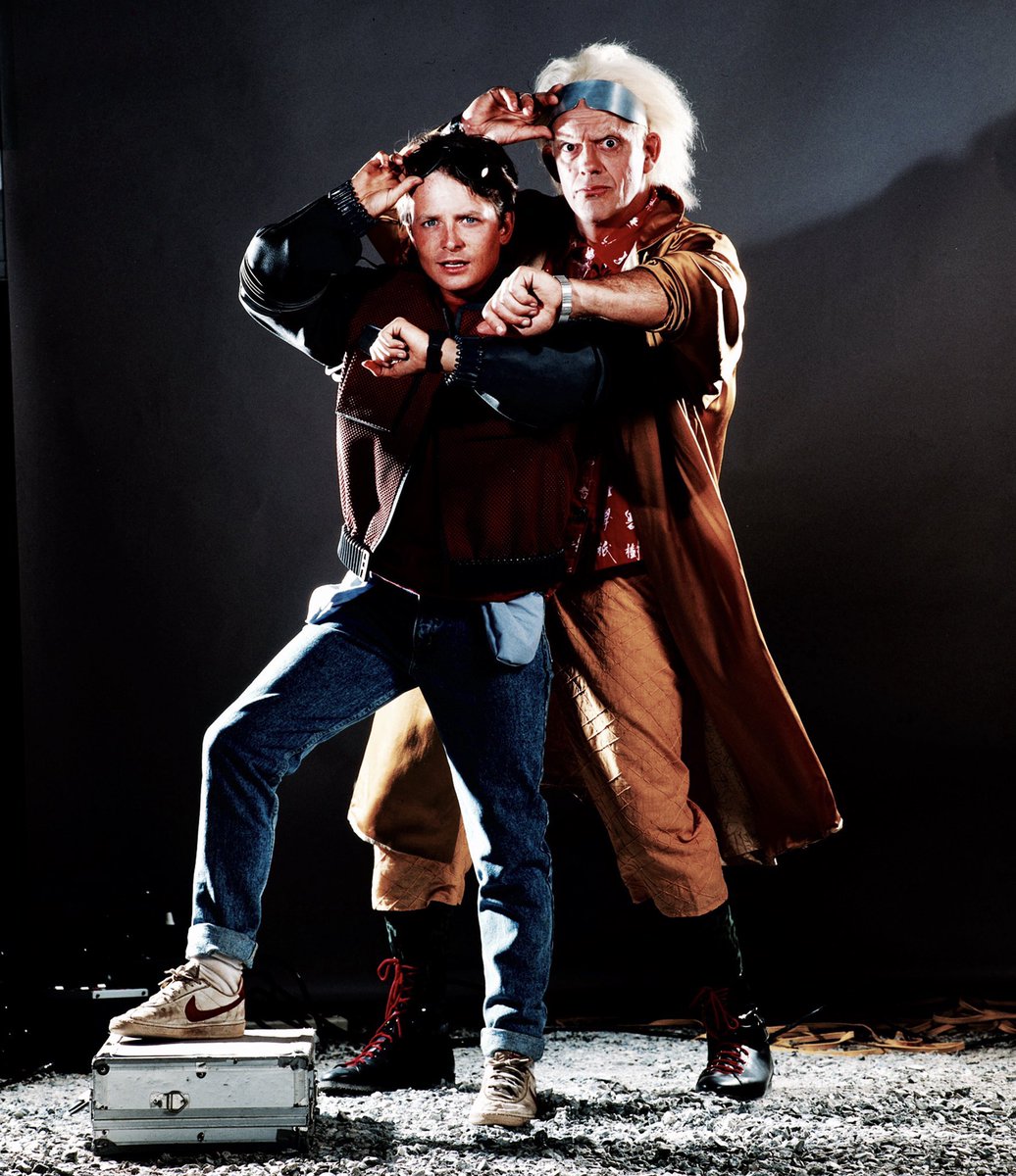 Marty McFly y Doc Brown posando para el cartel de \, image size:1036x1200
