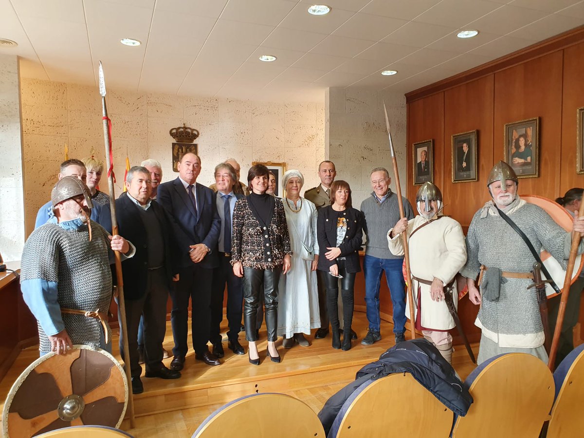 GobAragon's tweet photo. La DG de @aragonturismo, Elena Allué, ha participado en #Calamocha en la presentación del programa conmemorativo del 900 aniversario de la #BatallaDeCutanda, y de la declaración de Fiesta de Interés Turístico Regional de su recreación. 

#Historia #Aragón https://t.co/GFTapjodAj