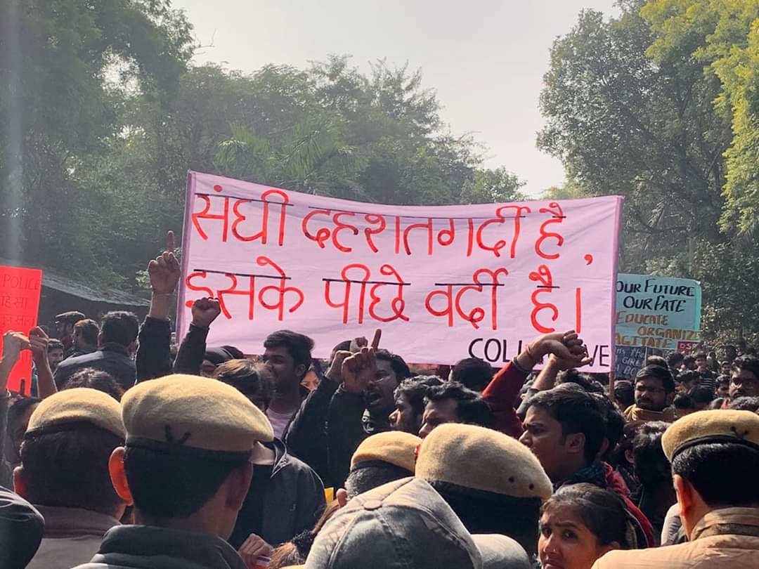 iBHAVNAMALI's tweet photo. #दिल्ली__की__ज़मीन__से__बेबाक__तस्वीर😑
ये आज की तस्वीर JNU प्रोटेस्ट से है देश का युवा इनकी हकीकत जान चूका है अब इनका सफाया बहुत जल्द होगां
#संघी_दहशतगर्दी_है
#इसके_पीछे_वर्दी_है
#NONRC
#NOCAA
#STANDWITHJNU
#STANDWITHUNITY https://t.co/yZ1TqNBlae
