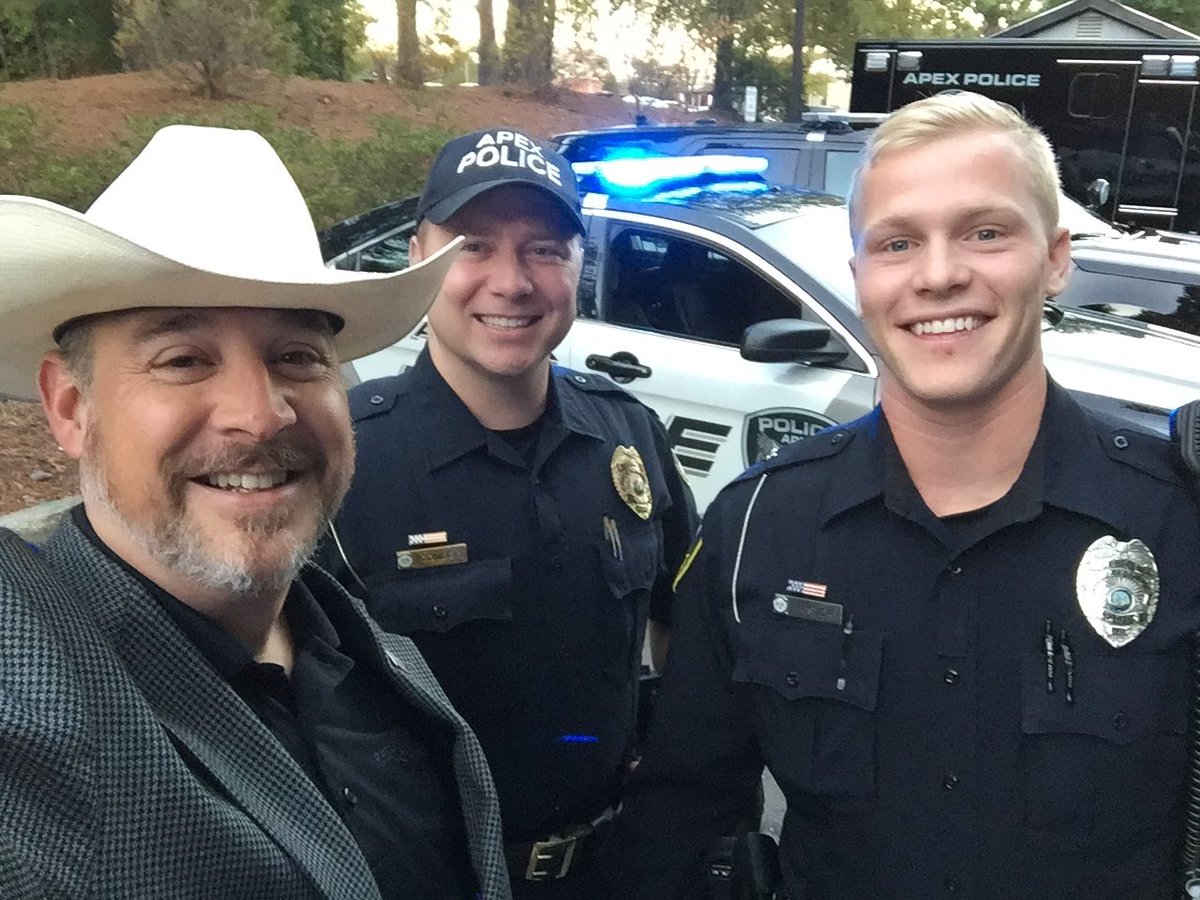 lanceolive's tweet photo. Take a moment to thank your local law enforcement officers today! I appreciate @ChiefLetteney and my @ApexPolice as they work to keep us safe and maintain our #PeakOfGoodLiving standard in @townofapex. #LawEnforcementAppreciationDay #POGL /\ https://t.co/zRaBf26X2C