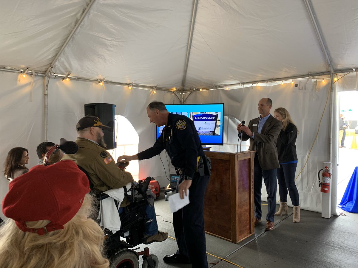 lanceolive's tweet photo. Take a moment to thank your local law enforcement officers today! I appreciate @ChiefLetteney and my @ApexPolice as they work to keep us safe and maintain our #PeakOfGoodLiving standard in @townofapex. #LawEnforcementAppreciationDay #POGL /\ https://t.co/zRaBf26X2C