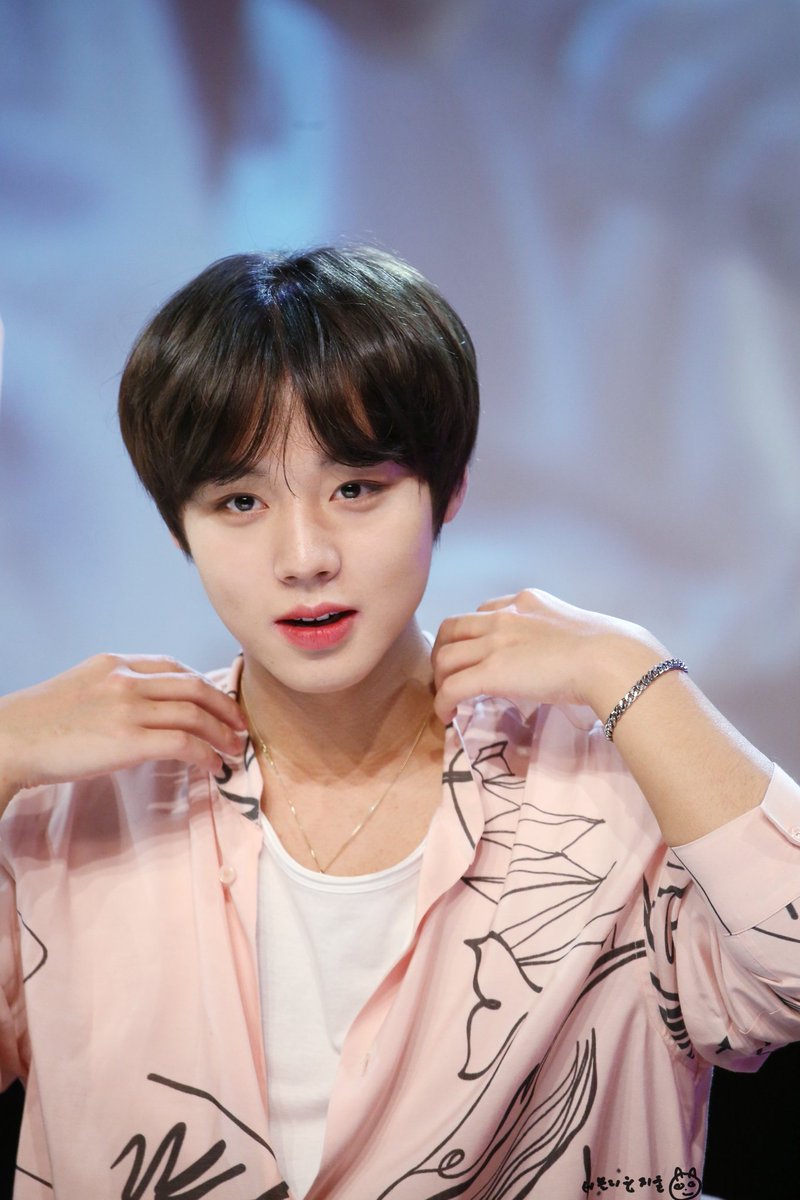 Jh64734307's tweet photo. 200105  아임미미 얼굴 상영회

옷매무새 정리💕💕 
박지훈 잘생겼또😘 손등도 이쁘당❤
안이쁜곳은 어디? 없음🥰🥰
#박지훈 #parkjihoon #아임미미팬사인회 https://t.co/1mpo5WsjQN
