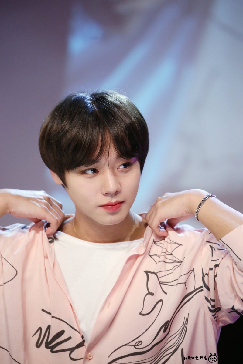 Jh64734307's tweet photo. 200105  아임미미 얼굴 상영회

옷매무새 정리💕💕 
박지훈 잘생겼또😘 손등도 이쁘당❤
안이쁜곳은 어디? 없음🥰🥰
#박지훈 #parkjihoon #아임미미팬사인회 https://t.co/1mpo5WsjQN