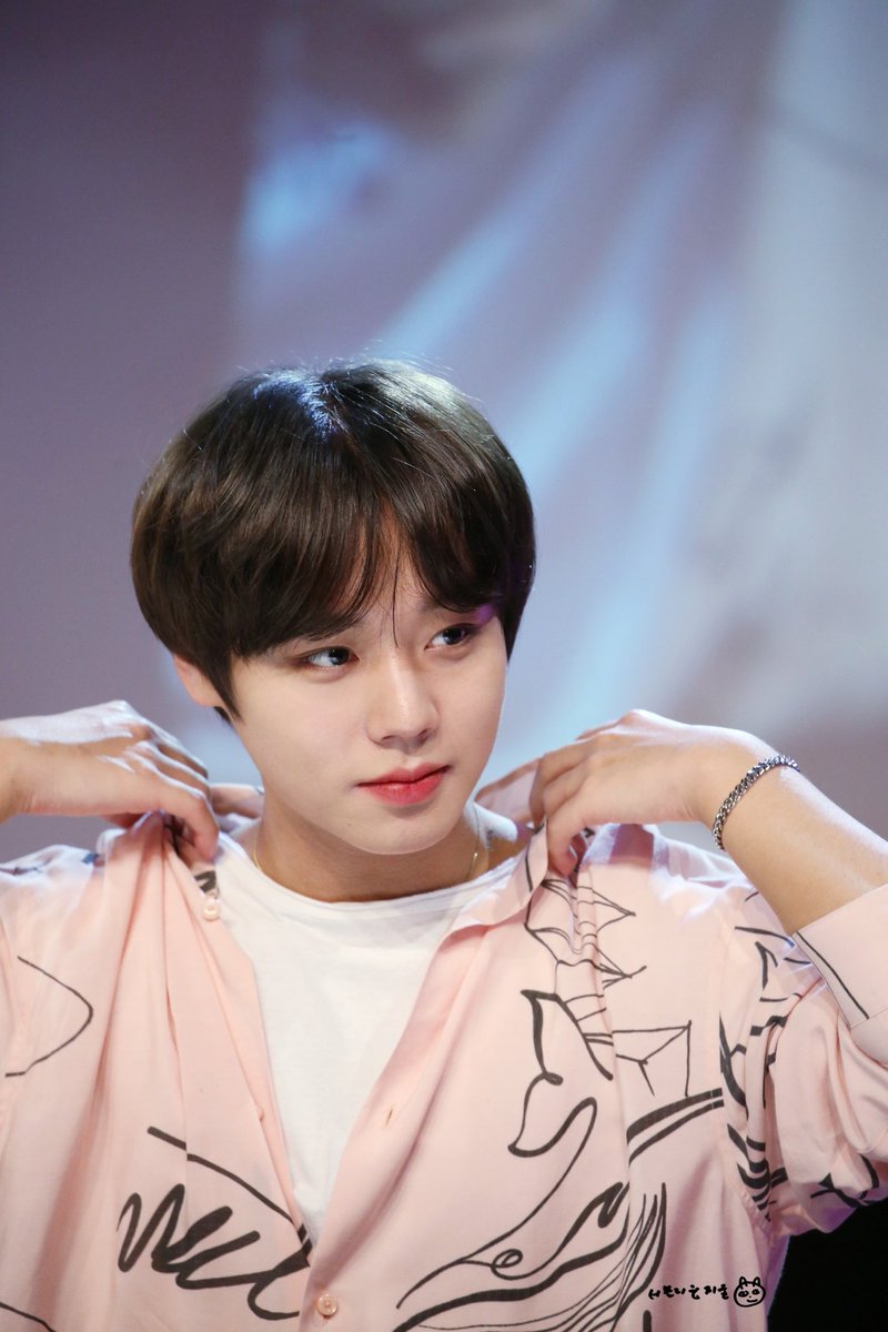 Jh64734307's tweet photo. 200105  아임미미 얼굴 상영회

옷매무새 정리💕💕 
박지훈 잘생겼또😘 손등도 이쁘당❤
안이쁜곳은 어디? 없음🥰🥰
#박지훈 #parkjihoon #아임미미팬사인회 https://t.co/1mpo5WsjQN