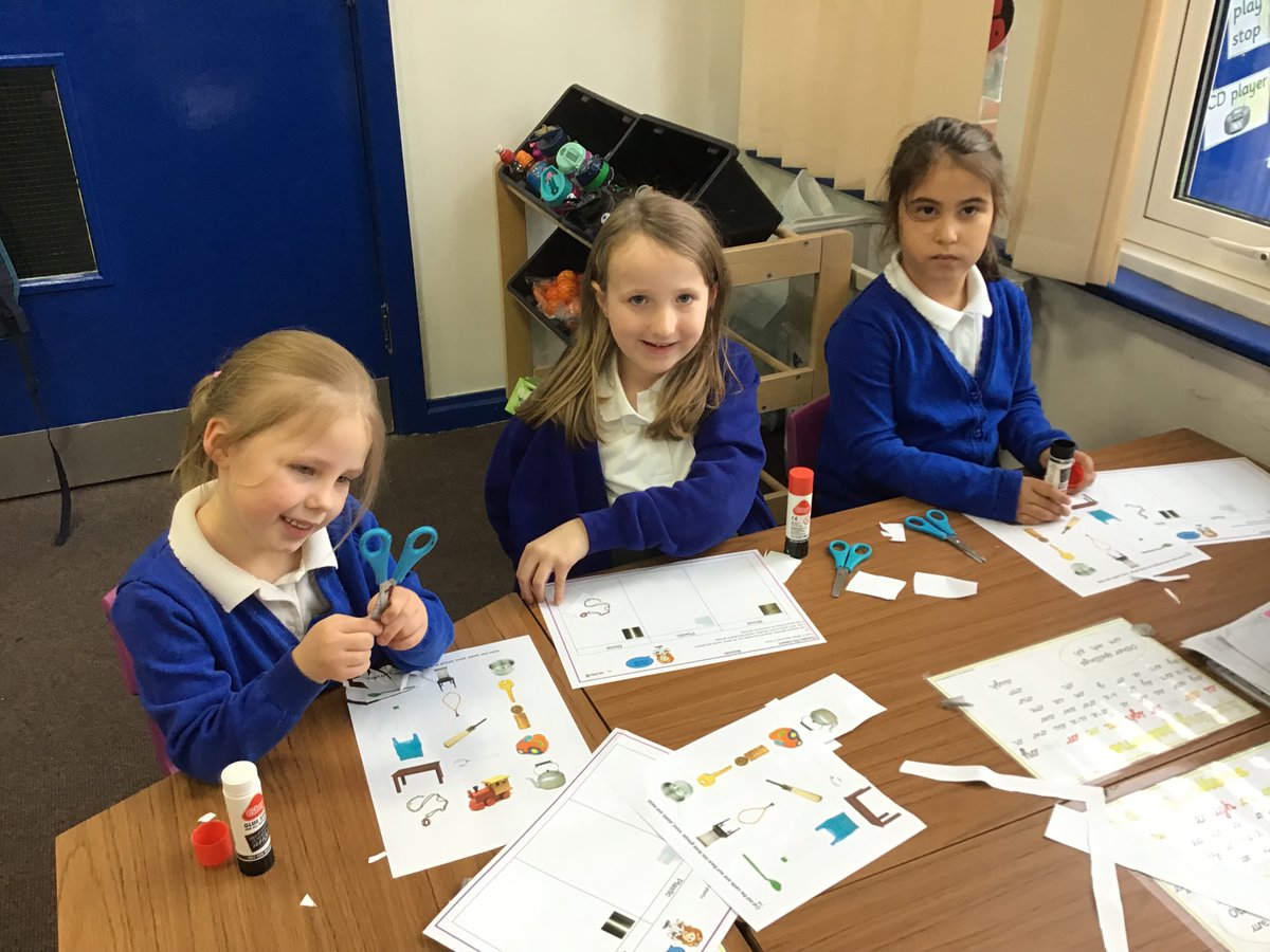 EPAZebras's tweet photo. The Zebras are sorting objects objects into wooden, metal and plastic groups in Science! @EstcourtPrimary #EPAScience https://t.co/cIEtHA0iZx