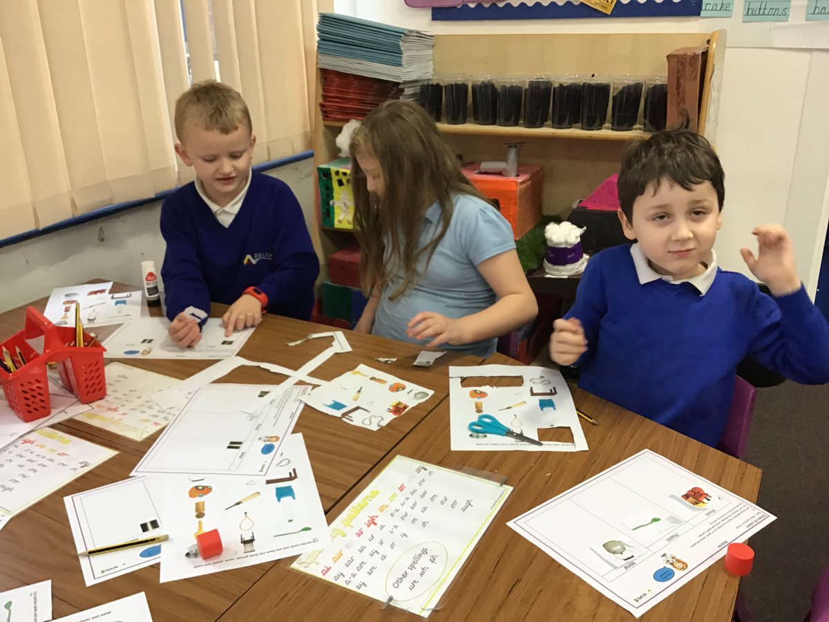 EPAZebras's tweet photo. The Zebras are sorting objects objects into wooden, metal and plastic groups in Science! @EstcourtPrimary #EPAScience https://t.co/cIEtHA0iZx