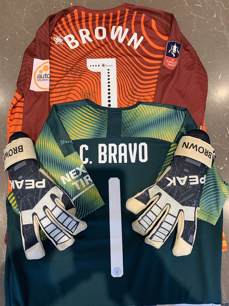 Am auctioning my gloves, shirt signed by all players and staff and Claudio Bravo’s shirt from Saturdays game at Manchester City for <a href="/ParkinsonsUK/">Parkinson's UK</a> I will post to the highest bidder at 7pm on Sunday 12th January. Please RT to share and reply to bid, thanks 👍👍