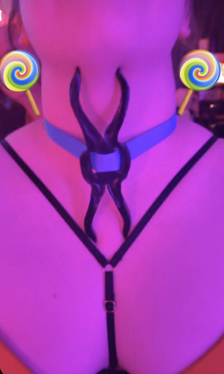 DahliaDiscerns's tweet photo. We always have so much fun at @dandysplayroom. @subaqualiv is such a good pet and stands perfectly still in her very sharp posture collar. #DiscerningDahlia #DahliaDiscerns #MistressDahlia #Dandysplayroom #TheCannabisMistress #posturecollar #PrincessDandy #KinkEvents #Edgeplay https://t.co/uU2HfZuzLC