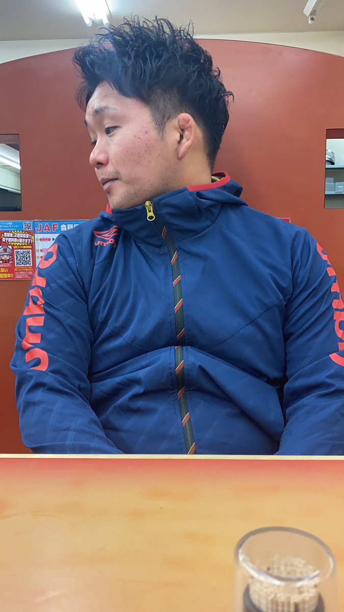 NDirection2016's tweet photo. 仕事終わりに新人小林くんとご飯です。 https://t.co/l2n9o33h4V