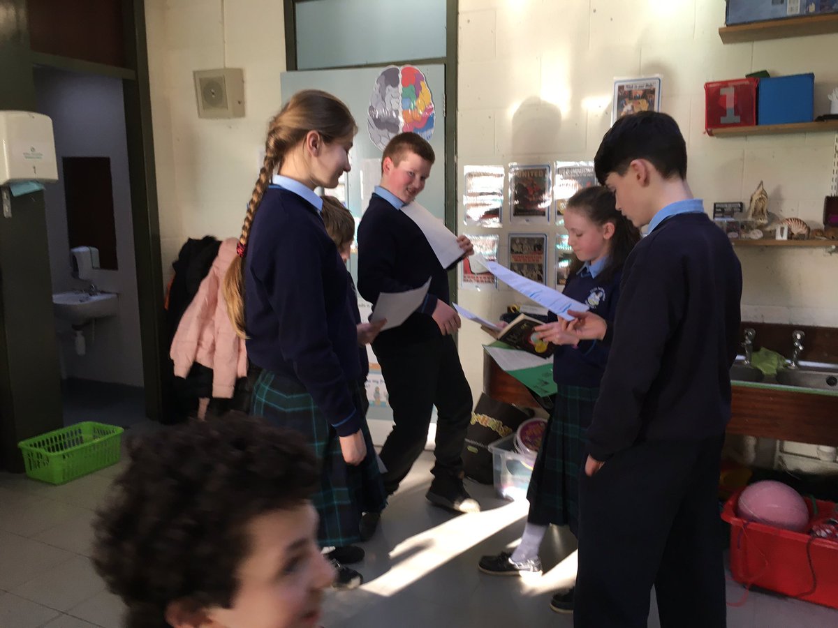 DunneClass's tweet photo. First look at End of Year Show scripts today...oh the excitement 🕺 💃🏼 @followstannes #drama #acting #panto https://t.co/Zyo9feW6VU