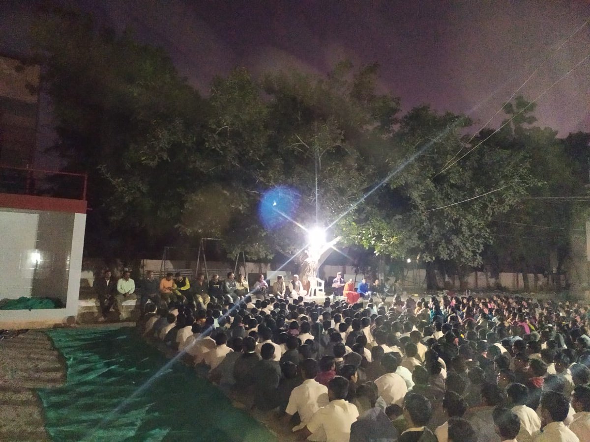 તળાજા તાલુકાના બેલા ગામે રાત્રિ મુકામ કરી ગામ લોકોને સરકારી યોજનાઓ વિશે માહિતગાર કરવામાં આવ્યા તથા ગામ લોકોના પ્રશ્નો સાંભળી હકારાત્મક સંવાદ કરવામાં આવ્યો.ઉપરાંત લોકનિકેતન ટ્રસ્ટ લોક શાળા ના બાળકો સાથે પણ સંવાદ કર્યો.
<a href="/Collectorbhav/">Collector & District Magistrate Bhavnagar</a> <a href="/pkumarias/">Pankaj Kumar</a>