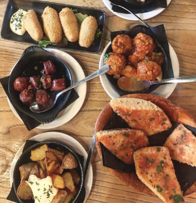 Our favourite way to enjoy dinner is by sharing lots of tapas dishes and a bottle of quality wine with our friends.

Which dishes would make up your spread?

@delishkass

#LasBanderas #LondonTapas #TapasBarLondon