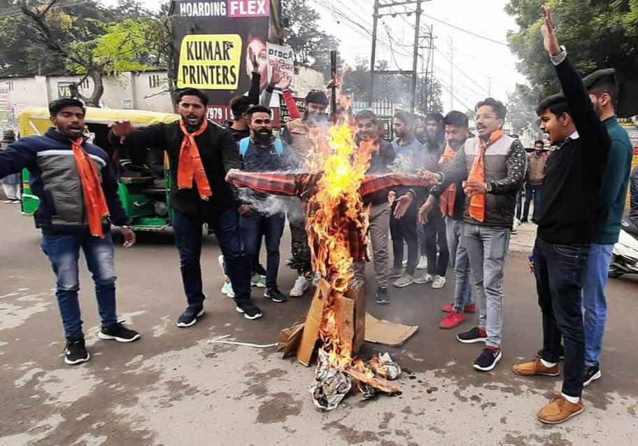 kaushikvandan01's tweet photo. #ABVP_saharanpur

आज जे.वी. जैन डिग्री कॉलेज, सहारनपुर के चौराहे पर अभाविप जनपद सहारनपुर के कार्यकर्ताओं द्वारा जे.एन.यू के अंदर छात्रों पर वामपंथियों द्वारा की जा रही हिंसा व अराजकता के संदर्भ में  वामपंथी छात्र संगठनों का पुतला फूंका गया व विरोध प्रदर्शन किया गया ।
@ABVPVoice https://t.co/2XNfqZ9PSu