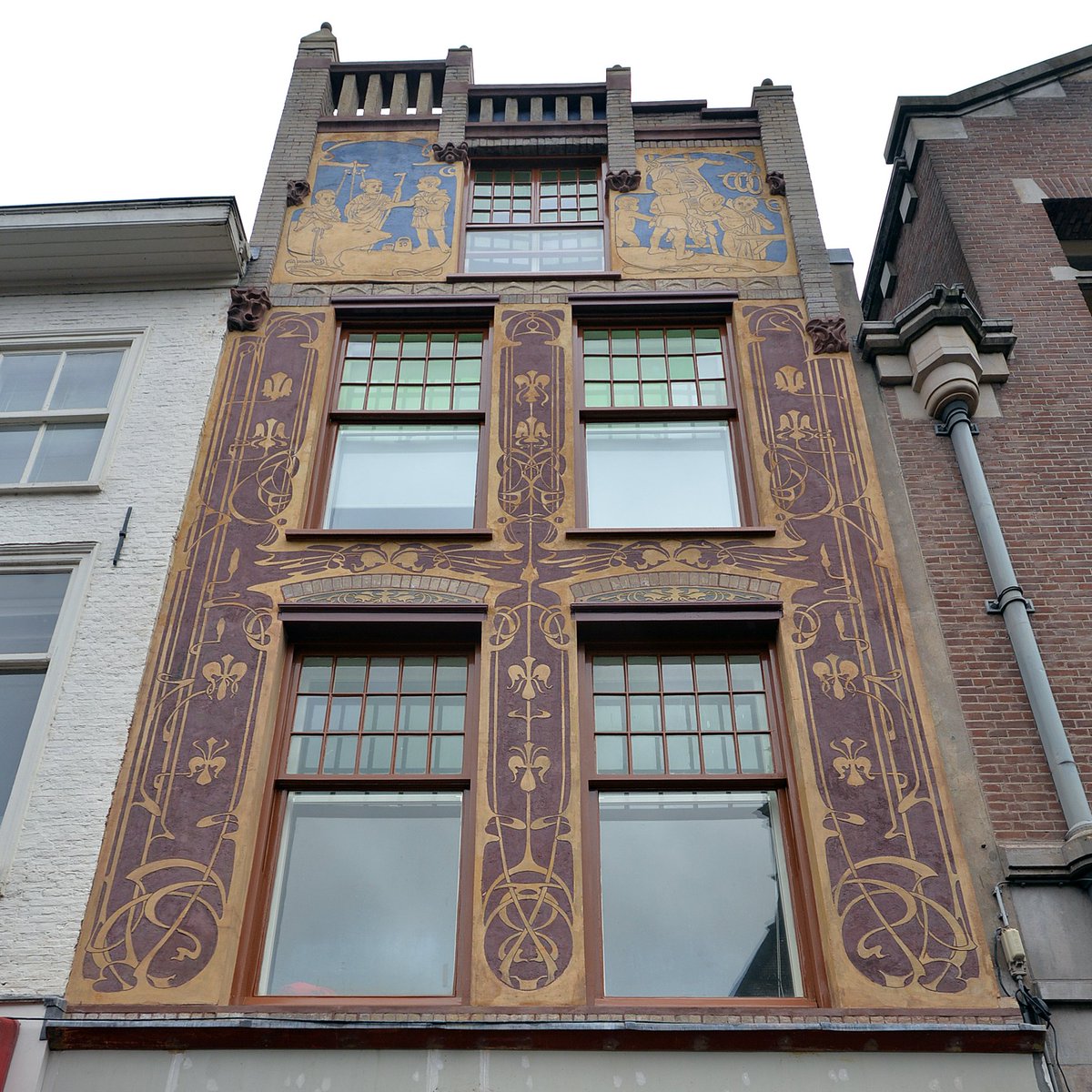 Wow! Wat een fantastische gevel aan de Breestraat... Na restauratie iov pandeigenaar is het kunstwerk van een anonieme kunstenaar weer te zien. Hij gebruikte de sgraffitotechniek! Lees meer in onze #VVDW #subsidiehistorischestadsbeeld <a href="/gemeenteleiden/">Gemeente Leiden</a> erfgoedleiden.nl/nieuws/vondst-…