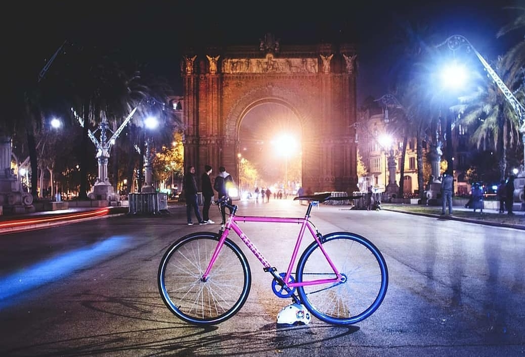 BiciBarcelona's tweet photo. La bici ens obra les portes a llocs als quals mai arribaríem en cotxe🚲
La bici nos abre las puertas a lugares a los que nunca llegaríamos en coche. 🚲
Gracias a 📷 @mavipl
#fixie #fixiebcn #bici #fixieart #fixiebikes #fixied #fixiedgear #bicibcn #fixiefamous #bicicleta https://t.co/M4V3itgkM3